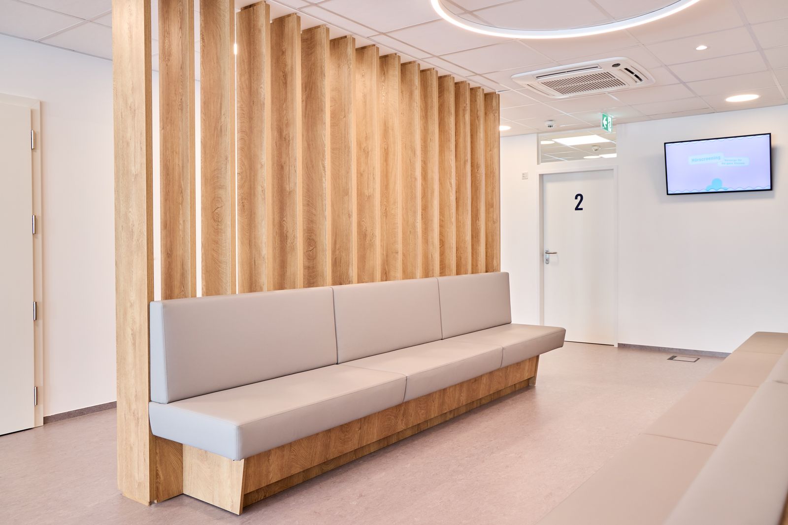 Flur mit Wartebank vor Behandlungszimmer 2