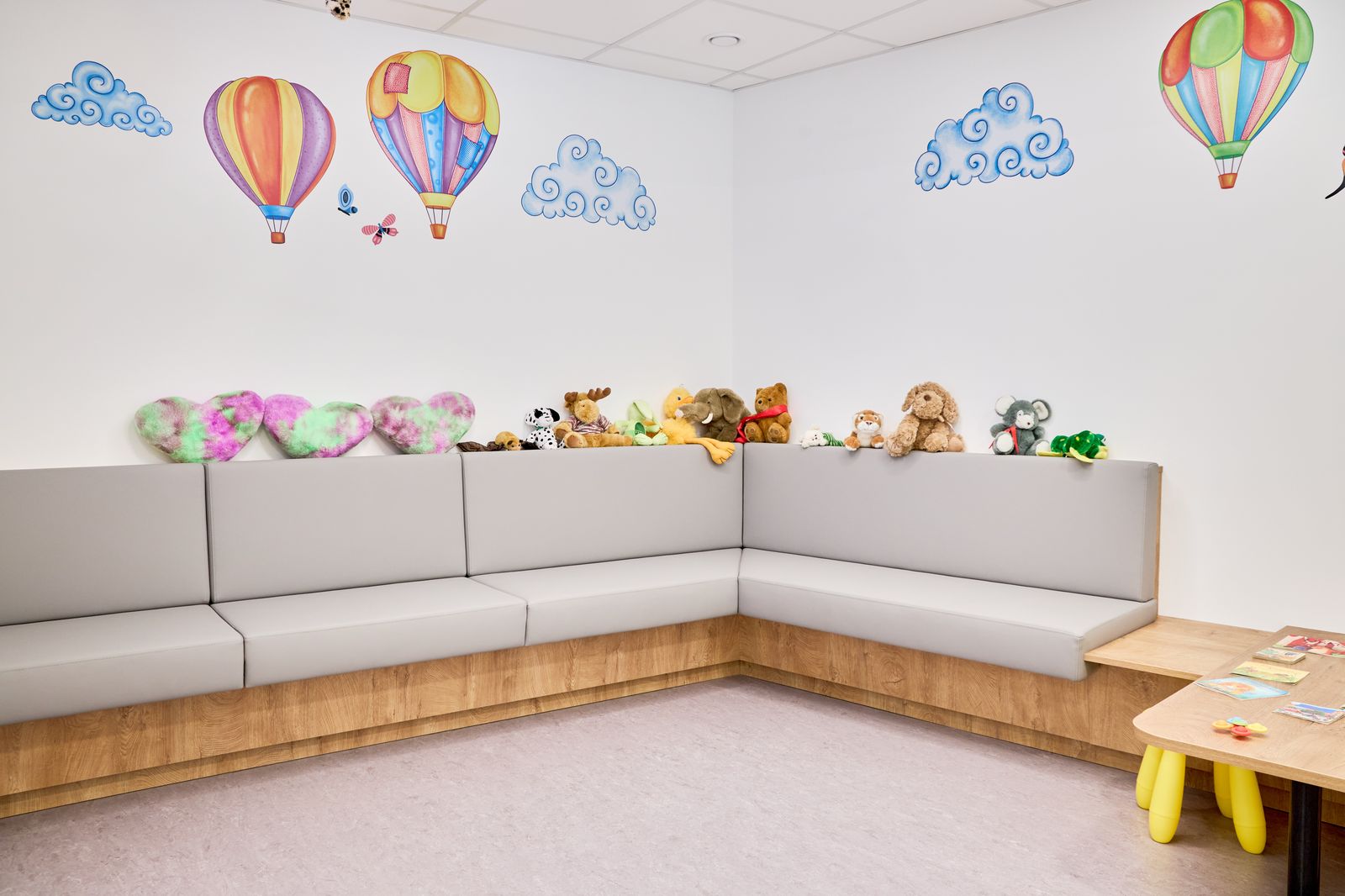 Kinderfreundliche Warteecke mit Ballon-Motiven