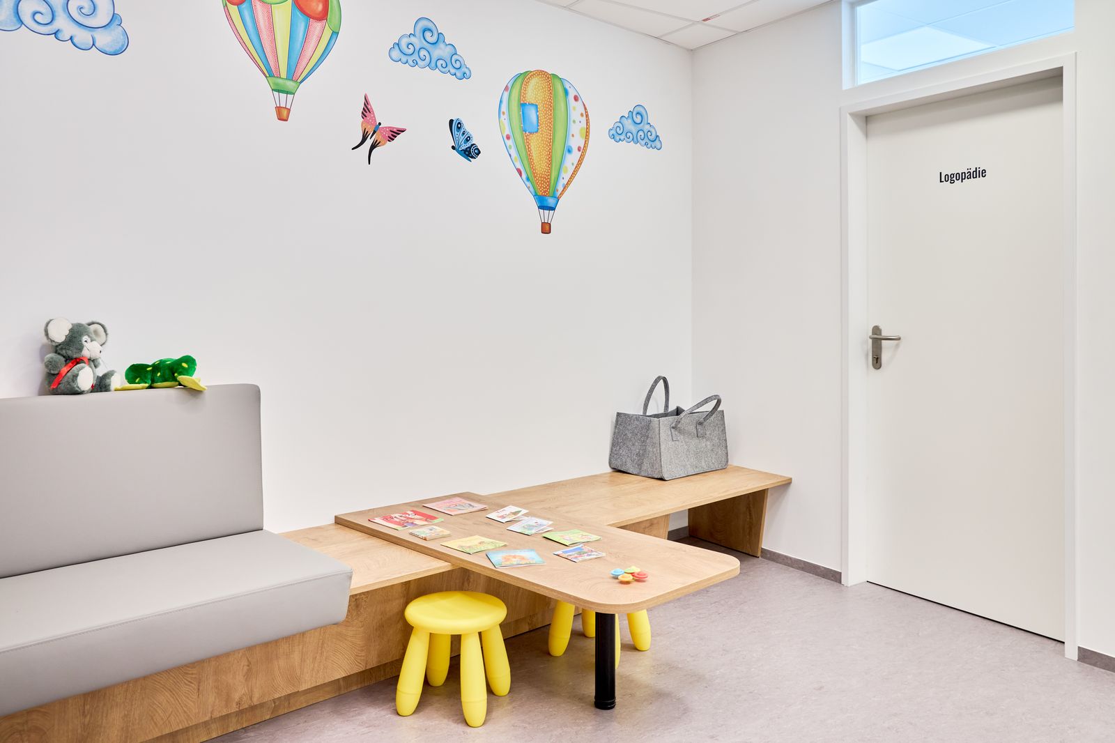 Wartebereich vor der Logopädie mit Kindertisch
